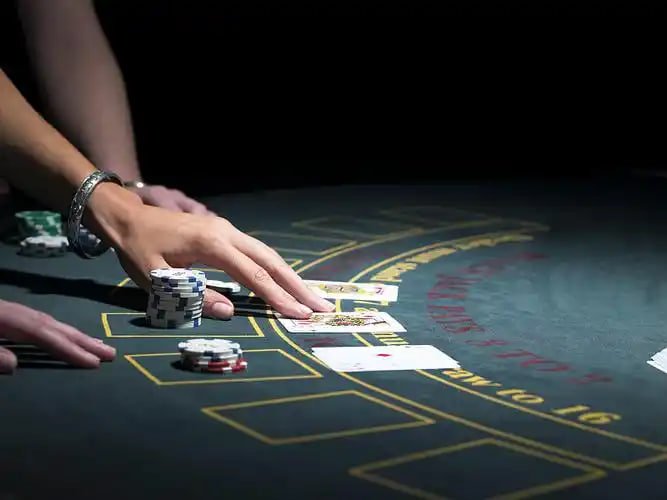 vkyat apk Live Blackjack Poker table များတွင် ကစားနေသော မြင်ကွင်း